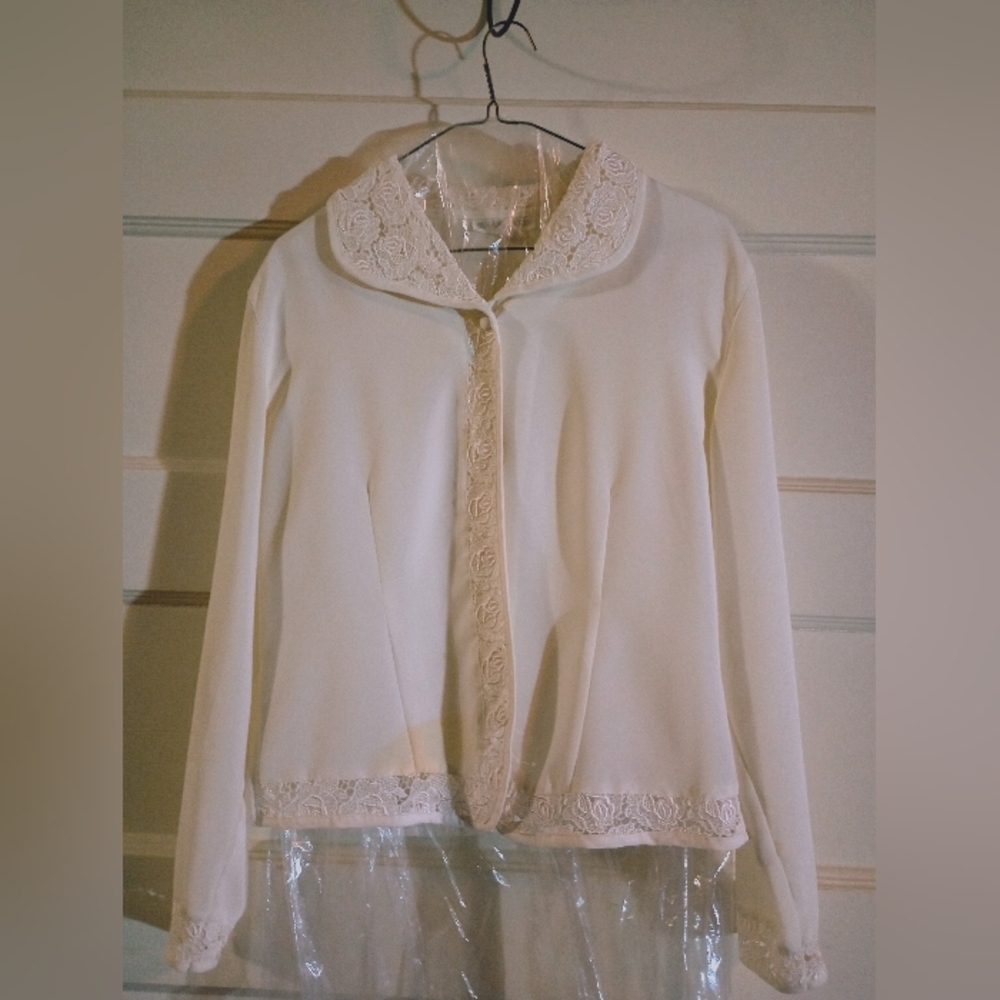 Susan Hutton med lacy women's blouse